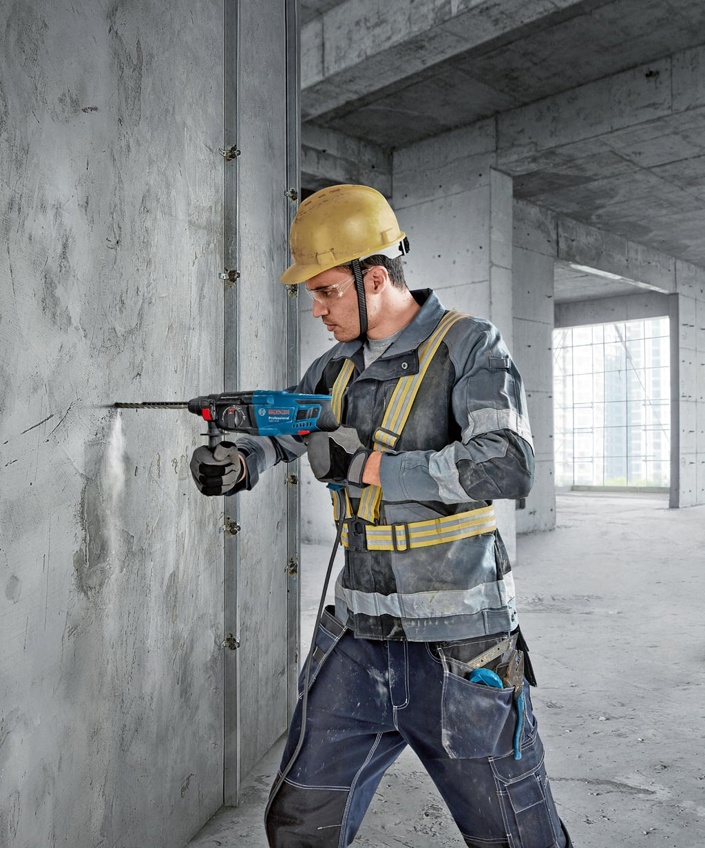 Bosch PRO Bohrhammer GBH 2-21 (mit SDS plus, inkl. Schnellspannbohrfutter mit SDS plus-Adapter, Zusatzhandgriff, Maschinentuc