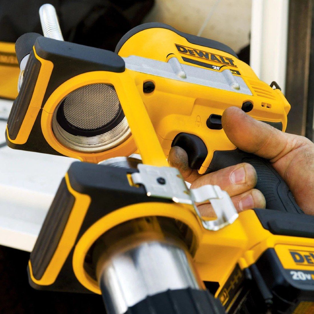 DeWalt DCGG571M1-GB 18 V XR Akku Fettpresse inkl. 1x 4,0 Ah Akkus – Produktansicht 5