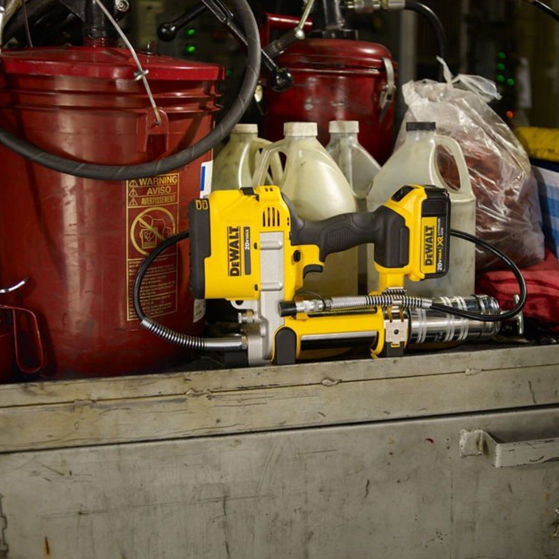 DeWalt DCGG571M1-GB 18 V XR Akku Fettpresse inkl. 1x 4,0 Ah Akkus – Produktansicht 7