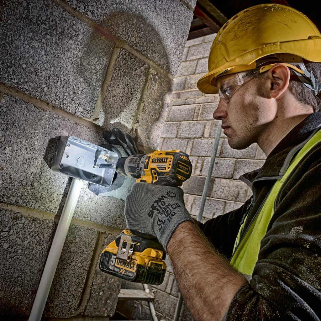 DeWalt DCK207P2T-GB 18 V XR Schlagbohrschrauber & SDS+ Plus Bohrhammer Doppelset inkl. 2x 5,0 Ah Akkus – Produktansicht 4