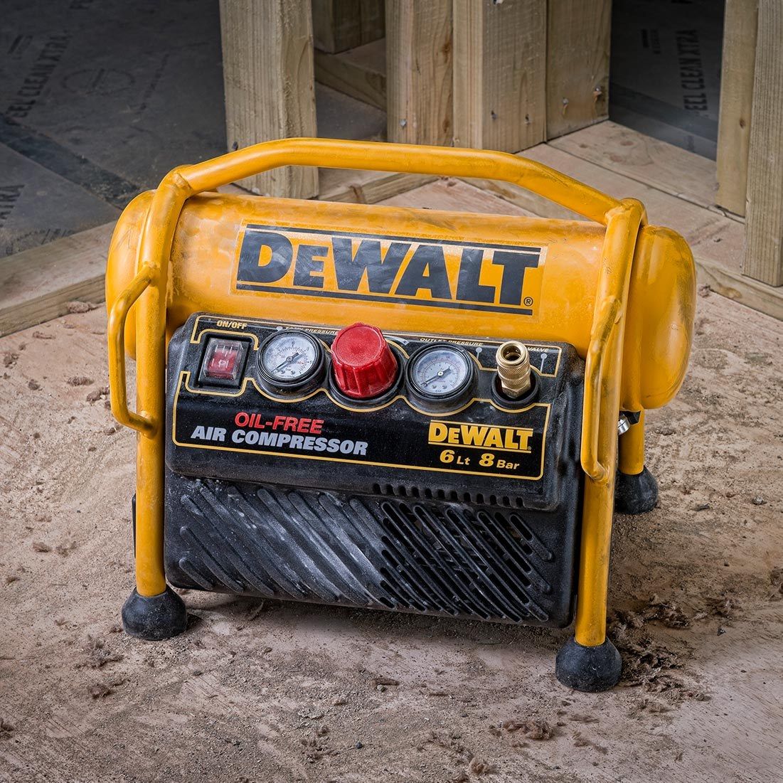 DeWalt DPC6MRC-GB 230 V 1.5Hp Mini-Luftkompressor mit Schutzrahmen 6 Liter – Produktansicht 3