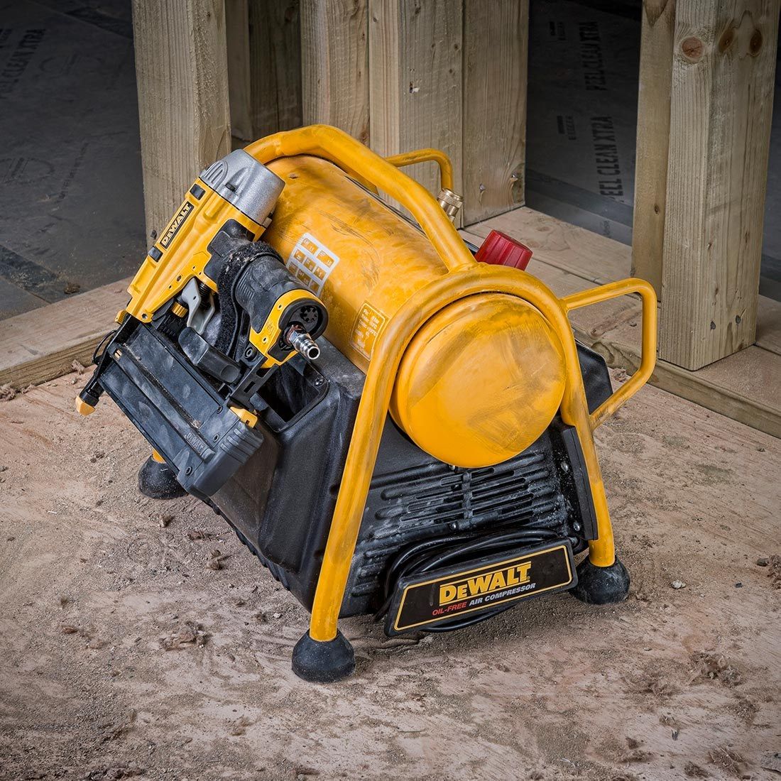 DeWalt DPC6MRC-GB 230 V 1.5Hp Mini-Luftkompressor mit Schutzrahmen 6 Liter – Produktansicht 4