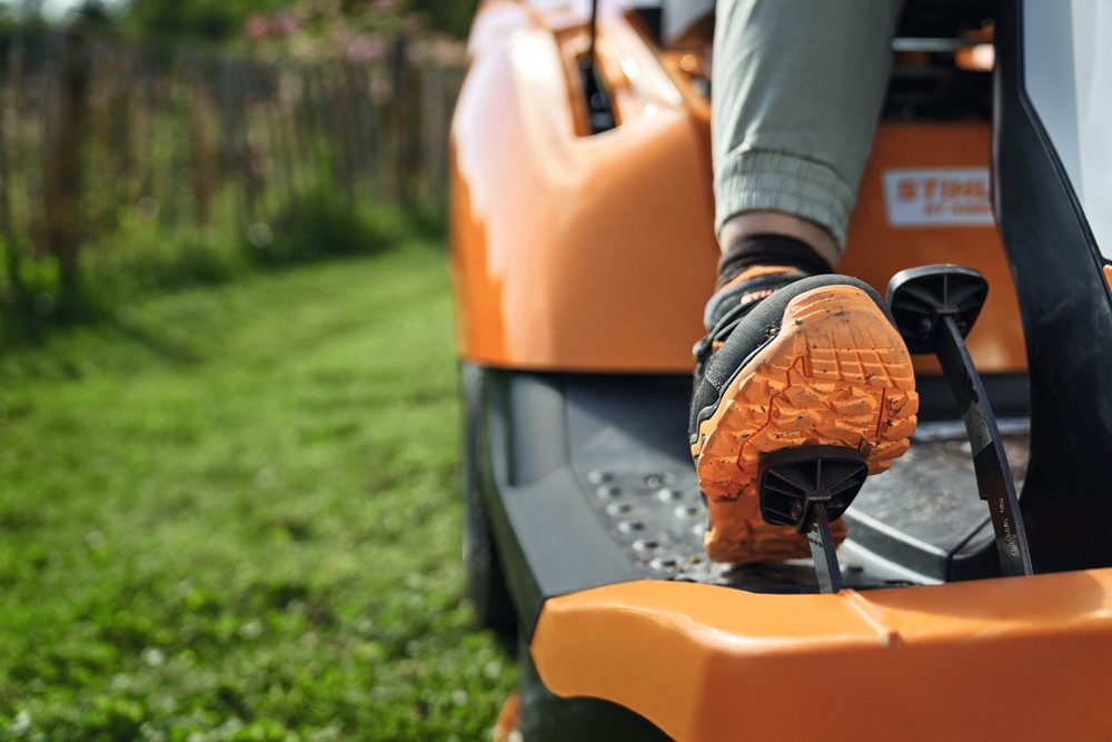 STIHL RT 4097 SX Rasentraktor mit Seitenauswurf – Produktansicht 4