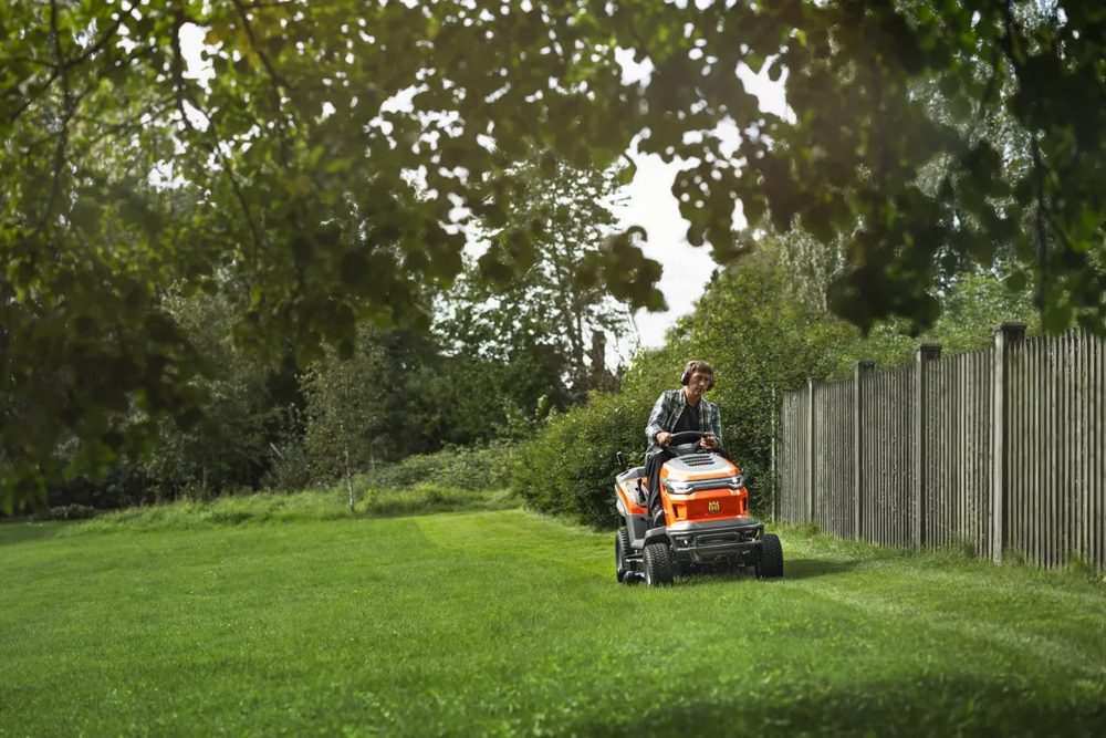Husqvarna TC 220T Rasentraktor mit Fangkorb – Produktansicht 3