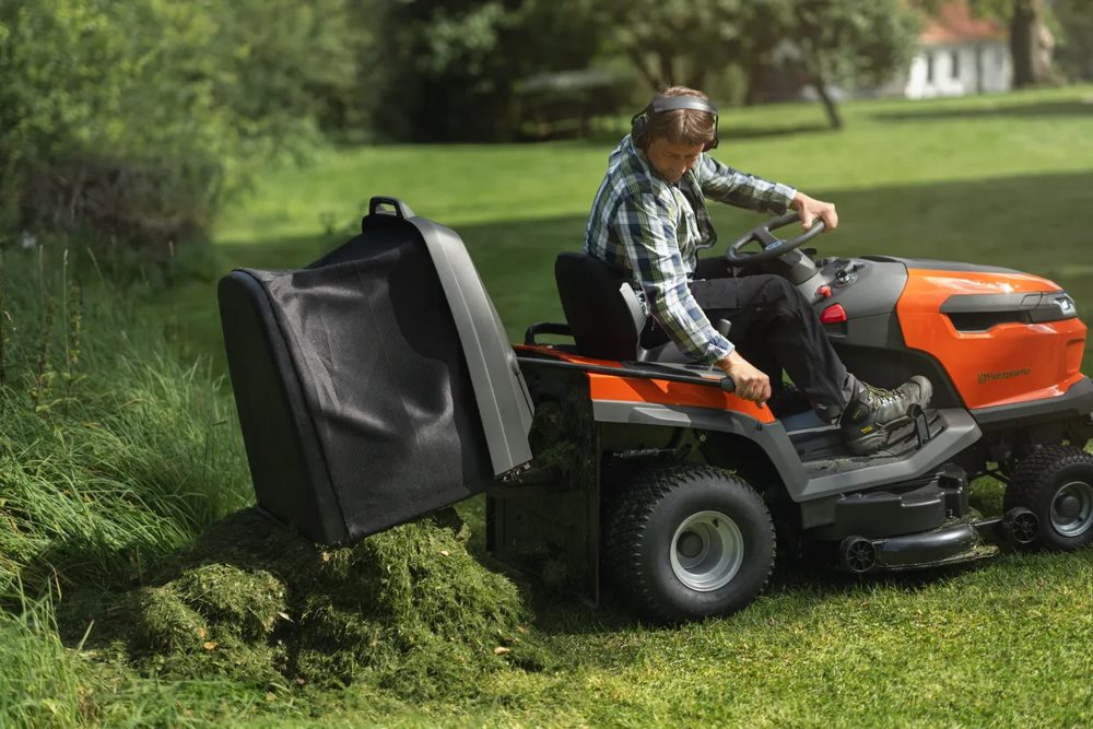 Husqvarna TC 220T Rasentraktor mit Fangkorb – Produktansicht 4