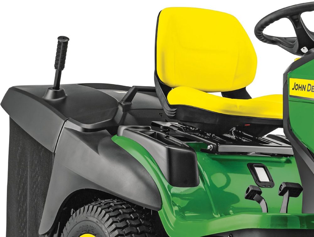 John Deere X167R Rasentraktor mit 107 cm Mähdeck – Produktansicht 2