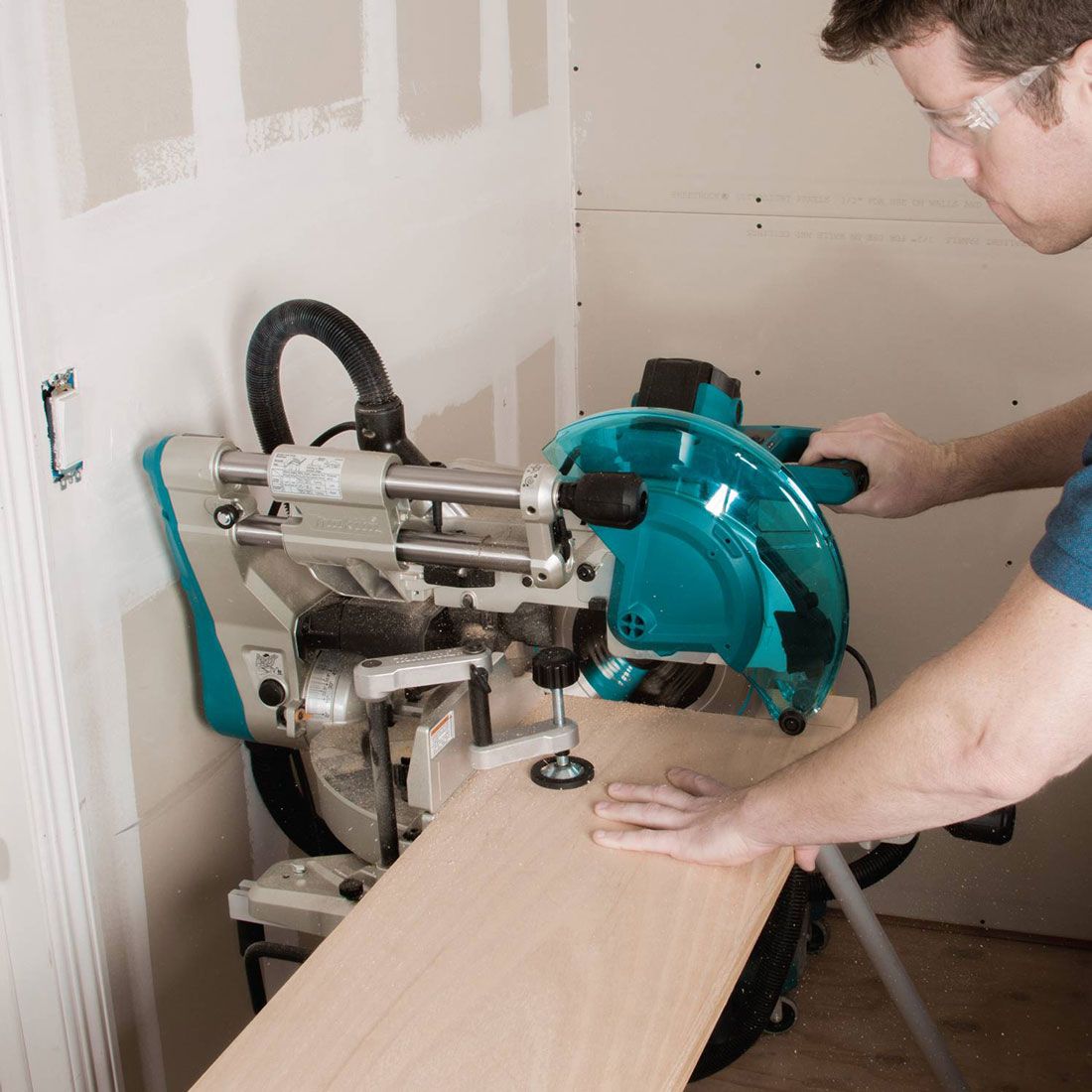 Makita LS1019L 260 mm 10" beidseitig neigbare Zug-Kapp- und Gehrungs Gehrungssäge mit Laser – Produktansicht 5